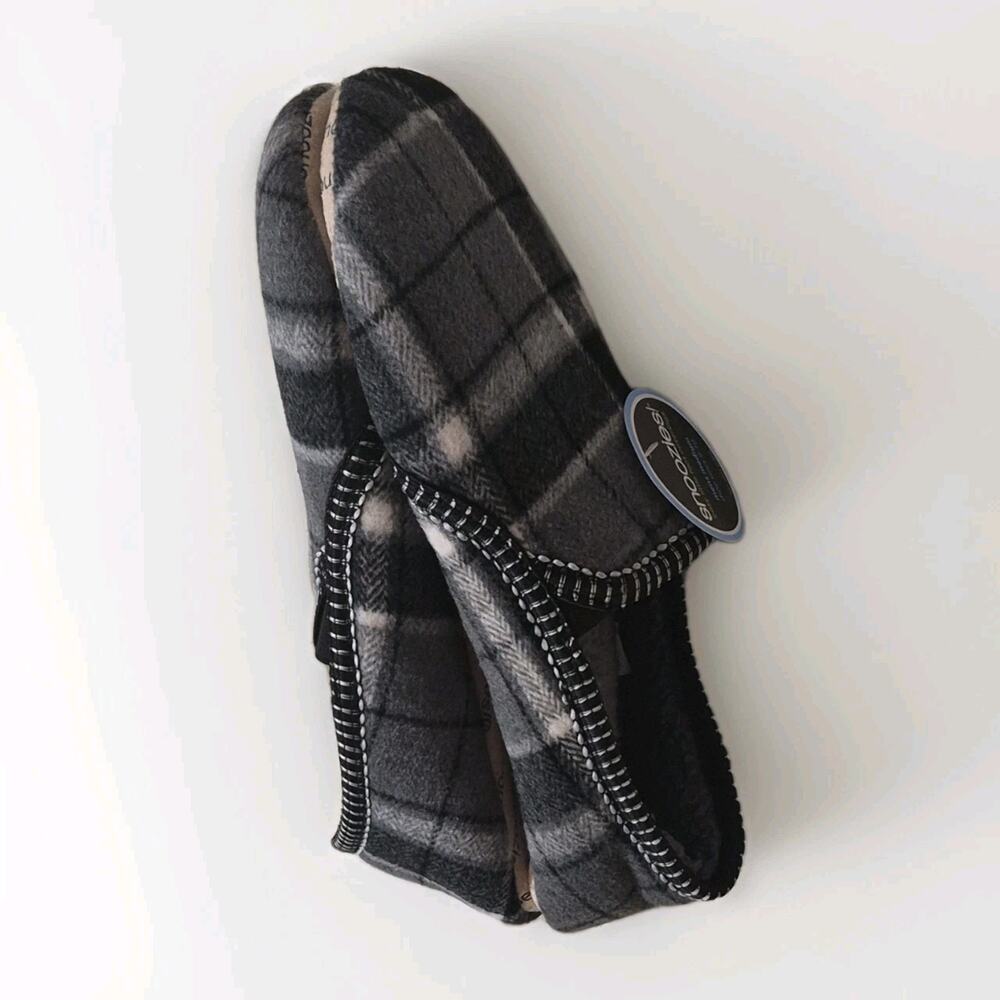 snoozies! Men's Medium Gray Plaid Slip-On Fleece Slippers 9